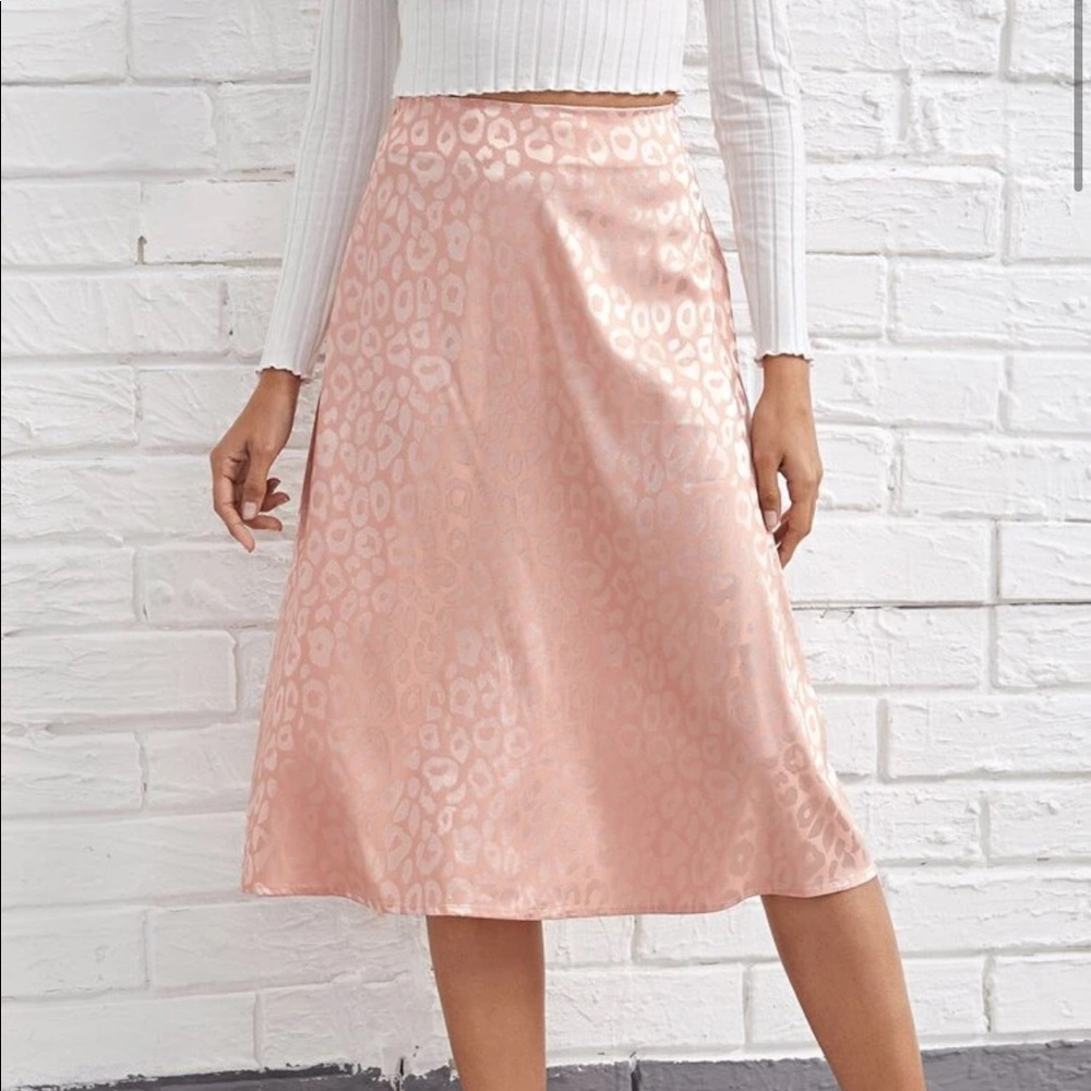 Zipper side leopard satin skirt